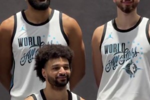 SGA和东契奇坐C位，文班亚马鹤立鸡群！世界队合影众星闪耀啊