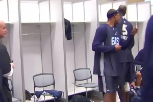 名场面：09全明星艾弗森剪掉了标志性的地垄沟，球星们都很震惊！